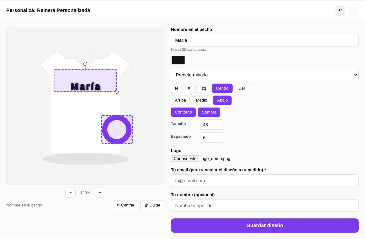 Editor del Personalizador de Kliqia mostrando texto personalizado con contorno y sombra, y un logo subido por el cliente, sobre una remera